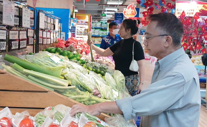 Người dân mua hàng tại siêu thị Co.opmart Rạch Miễu, phường Cầu Kiệu (TP HCM). Ảnh: Thi Hà