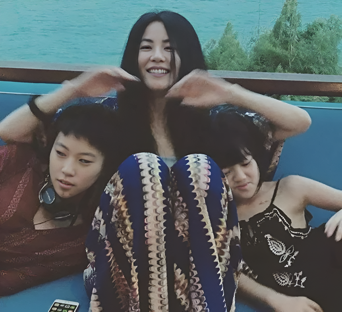 Vương Phi bên hai con khi con còn nhỏ. Ảnh: Weibo