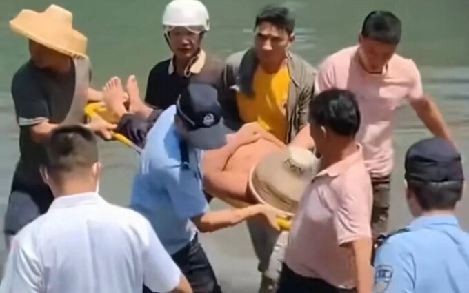 Qin được lực lượng cứu hộ đưa lên bờ. Ảnh: Sina