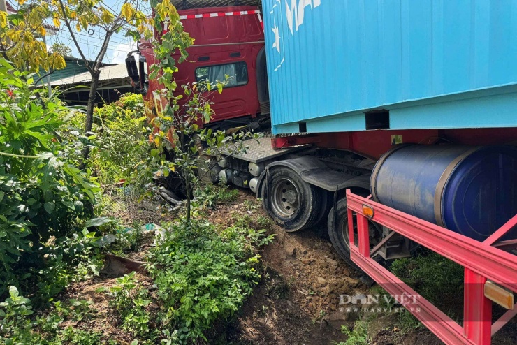 Hiện trường vụ tai nạn giao thông đặc biệt nghiêm trọng trên đường Hồ Chí Minh, đoạn qua xã Cư Jút, tỉnh Lâm Đồng, khiến 4 người tử vong và 2 người bị thương. Ảnh: Công Nam.