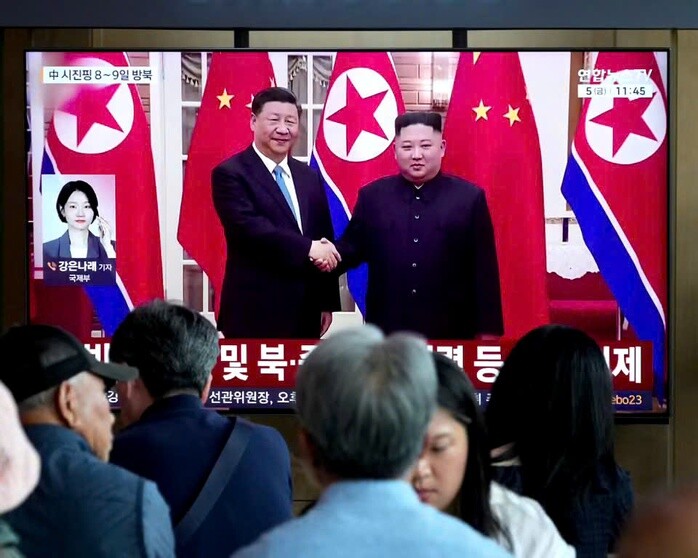 Chủ tịch Trung Quốc Tập Cận Bình (trái) sẽ gặp nhà lãnh đạo Triều Tiên Kim Jong-un (phải) tại Bình Nhưỡng. Ảnh: AP