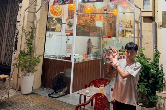 Nguyễn Minh Đức tại nơi xảy ra vụ việc.
