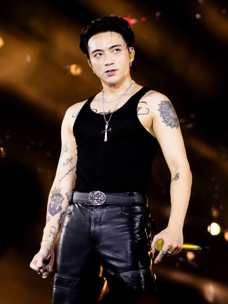 Soobin Hoàng Sơn cởi áo khoe hình xăm - 2