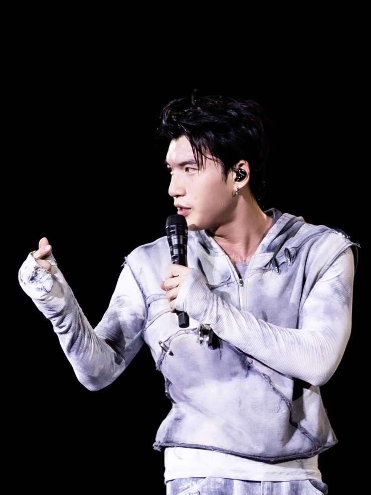 Soobin Hoàng Sơn cởi áo khoe hình xăm - 10