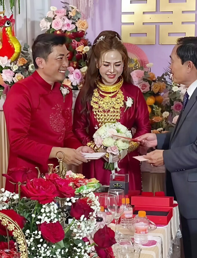 Kinh Quốc gây chú ý khi diện áo dài cưới như chú rể, thực hiện lễ gia tiên cùng một cô gái trẻ.
