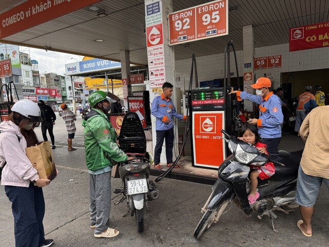 Cây xăng góc đường Lý Thái Tổ và Lê Hồng Phong, phường Vườn Lài, TPHCM, có nhiều trụ bơm xăng E5
