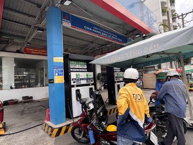 Cây xăng PVOIL trên đường Nguyễn Đình Chiểu, phường Bàn Cờ, TPHCM có bán xăng E5
