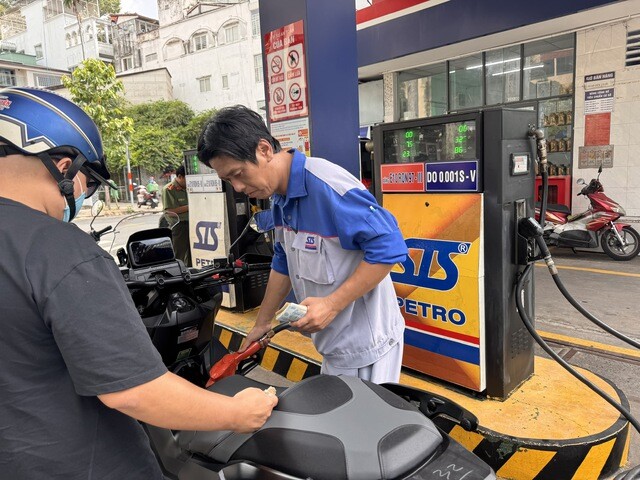 Khách đổ xăng E10 RON 97 tại cây xăng trên đường Bùi Thị Xuân, phường Bến Thành, TPHCM