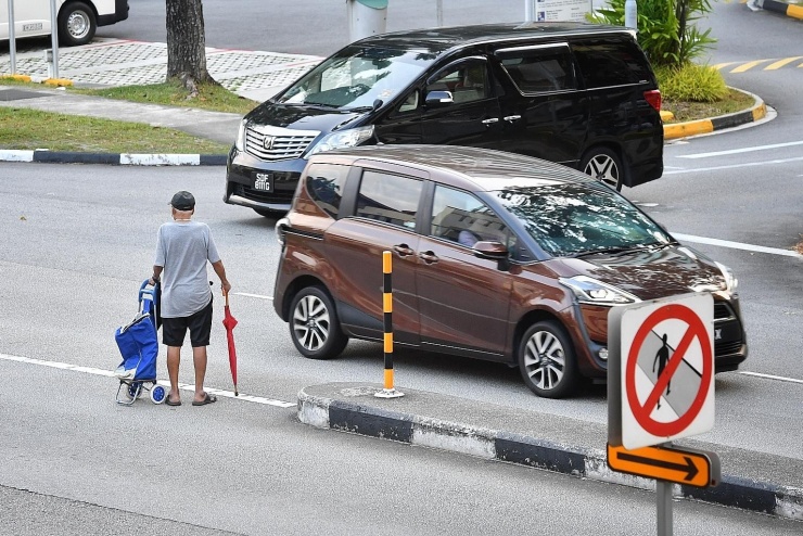 Du khách cũng phải tuân thủ nghiêm ngặt quy định về giao thông ở Singapore. Ảnh: straitstimes