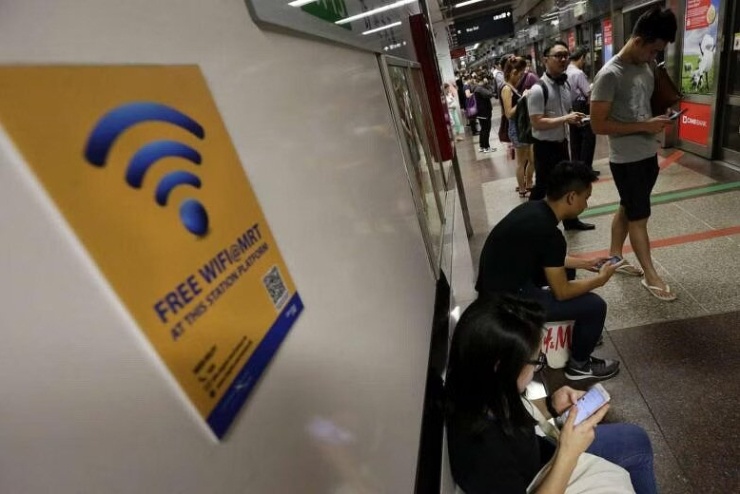 Du khách không nên sử dụng wifi của người khác khi chưa được cho phép. Ảnh: NEO XIAOBIN