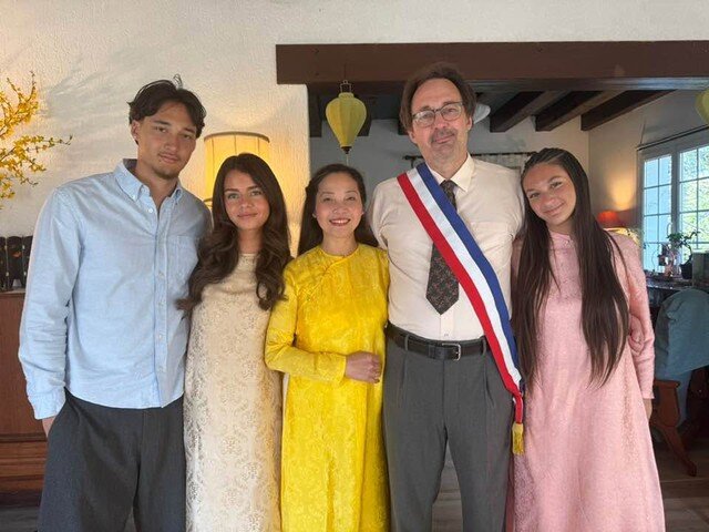 NSƯT Lê Vi mới đây đã chia sẻ về niềm vui chồng chị đã trở thành Thị trường thành phố nơi chị đang sinh sống. Chia sẻ với Gia đình&amp;Xã hội về niềm vui này, nữ nghệ sĩ gạo cội nói: "Một người khi có đủ đức thì vận may sẽ tự đến và chồng tôi là người như vậy. Điều mà tôi quan tâm là anh phải sống sao cho đúng với trách nhiệm của mình, phải bảo vệ những người dân đã tin tưởng mình và không được phép làm những gì trái với đạo lý, nếu không thì sẽ mất đức. Đó mới là điều khiến tôi bận tâm và tôi sẽ luôn song hành cùng anh. Tôi vẫn hay trêu chồng là "ra ngoài dù anh là ai nhưng khi về nhà thì vẫn chỉ là cấp dưới của vợ thôi".