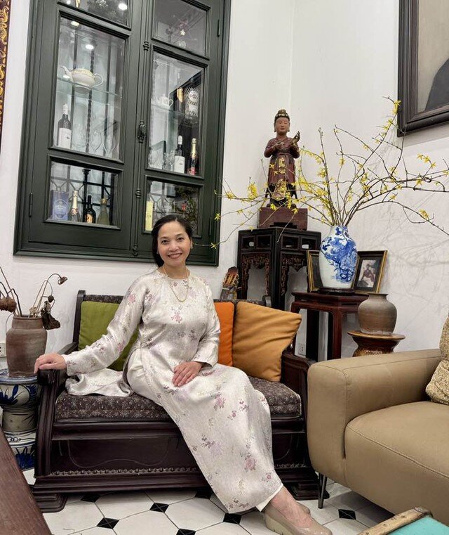 Được biết, khi ở Hà Nội, NSƯT Lê Vi cũng có một tổ ấm ở Phú Thượng. Lúc mẹ chị - NSƯT Lê Mai còn khỏe thường chăm sóc và trông coi ngôi nhà cho con gái.