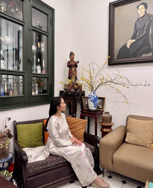 Trở về Hà Nội, với chốn bình yên, NSƯT Lê Vi thoải mái như ở trong vòng tay của mẹ. Mỗi khoảnh khắc nhỏ đều đong đầy kỷ niệm.