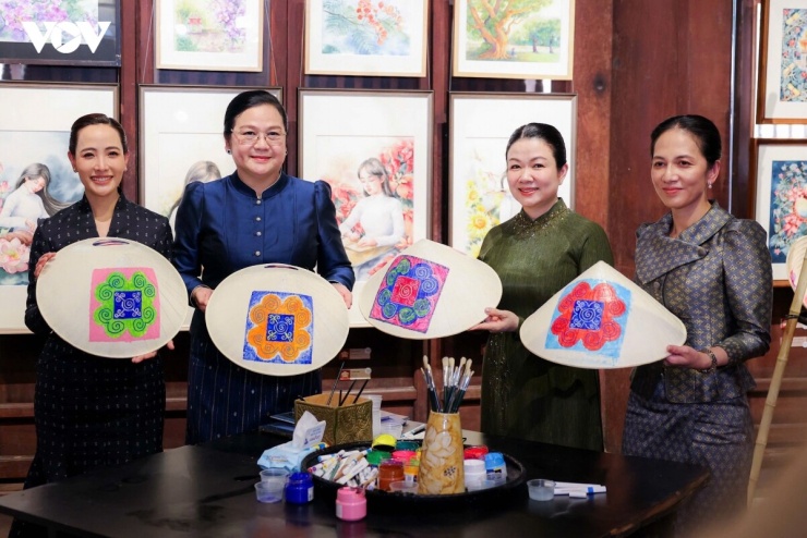 Các Phu nhân đã giao lưu cùng nghệ nhân và trực tiếp trải nghiệm một số hoạt động thủ công truyền thống như vẽ họa tiết trên nón lá, thêu tay, xem dệt lụa.