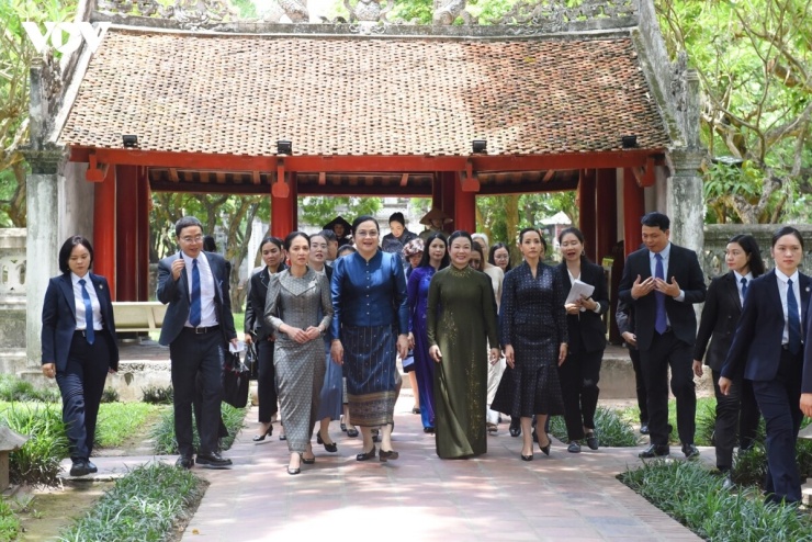 Các Phu nhân cùng Đoàn đã thăm và nghe giới thiệu khái quát về lịch sử, không gian, kiến trúc và các giá trị tiêu biểu của khu Di tích Quốc gia đặc biệt Văn Miếu – Quôc Tử Giám, nơi được xem là cái nôi của nền giáo dục nước nhà và là biểu tượng cho truyền thống hiếu học, tôn sư trọng đạo của dân tộc Việt Nam suốt gần một nghìn năm qua.