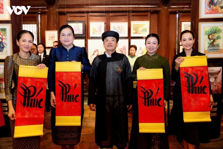 Phu nhân Đào Thị Bích Thủy (thứ hai từ phải sang) hy vọng những tình cảm tốt đẹp được vun đắp từ những cuộc gặp gỡ chân thành như hôm nay sẽ góp phần làm sâu sắc thêm sự hiểu biết lẫn nhau, tăng cường kết nối văn hóa và tạo nền tảng thuận lợi cho quan hệ hữu nghị giữa Việt Nam với các nước láng giềng.