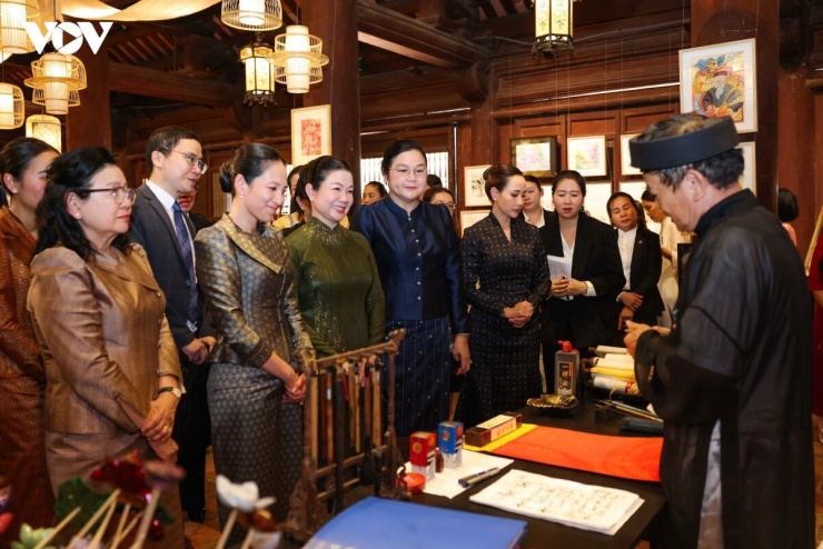 Tại không gian triển lãm “Sĩ tử 3 - Chuyện sĩ tử”, thuộc Nhà Thái Học, nằm trong khu Di tích Văn Miếu - Quốc Tử Giám, các Phu nhân cùng Đoàn đã được nghe giới thiệu về không gian sắp đặt nghệ thuật “Vườn Trạng Nguyên”, được tạo nên từ chất liệu thủ công truyền thống như tre, giấy dó, nón là và mây tre đan; nơi quá khứ và hiện tại được giao thoa, tạo nên những dòng chảy văn hóa mới