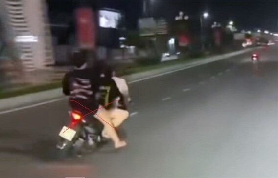 T. điều khiển xe mô tô chở Y và L lạng lách, đánh võng trên đường (Ảnh cắt từ clip)