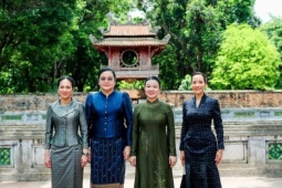 Phu nhân Thủ tướng Lê Minh Hưng cùng các Phu nhân nước bạn tham quan Văn Miếu