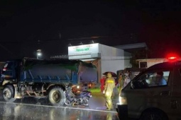 Xe máy chở 3 tông vào đuôi xe tải, 2 người tử vong