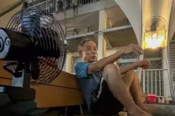 32 độ C lúc 1 giờ sáng, người nhà bệnh nhân trắng đêm vì nóng