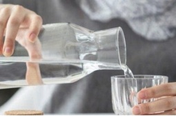 Sai lầm khi uống nước mà hàng triệu người mắc phải, gây áp lực lên thận