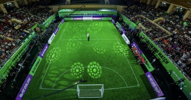 FC Online: Loạt huyền thoại bóng đá từ thẻ game ra đời thật trong trận đấu đặc biệt