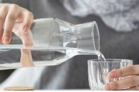 Sai lầm khi uống nước mà hàng triệu người mắc phải, gây áp lực lên thận