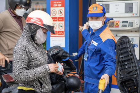 Giá xăng đã hạ hơn 8.000 đồng/lít, dầu diesel giảm gần 18.000 đồng/lít từ đỉnh lịch sử