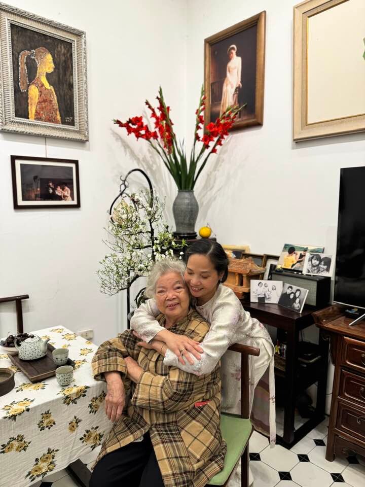 NSƯT Lê Vi gọi mẹ - NSƯT Lê Mai là "em bé", bởi giờ đây, bà đã "quên quên, nhớ nhớ" như một đứa trẻ. NSƯT Lê Vi kể lúc chị ở bên thì nhớ ra con gái nhưng lúc chị về Pháp thì lại quên mất và không còn nhớ ra ai.
