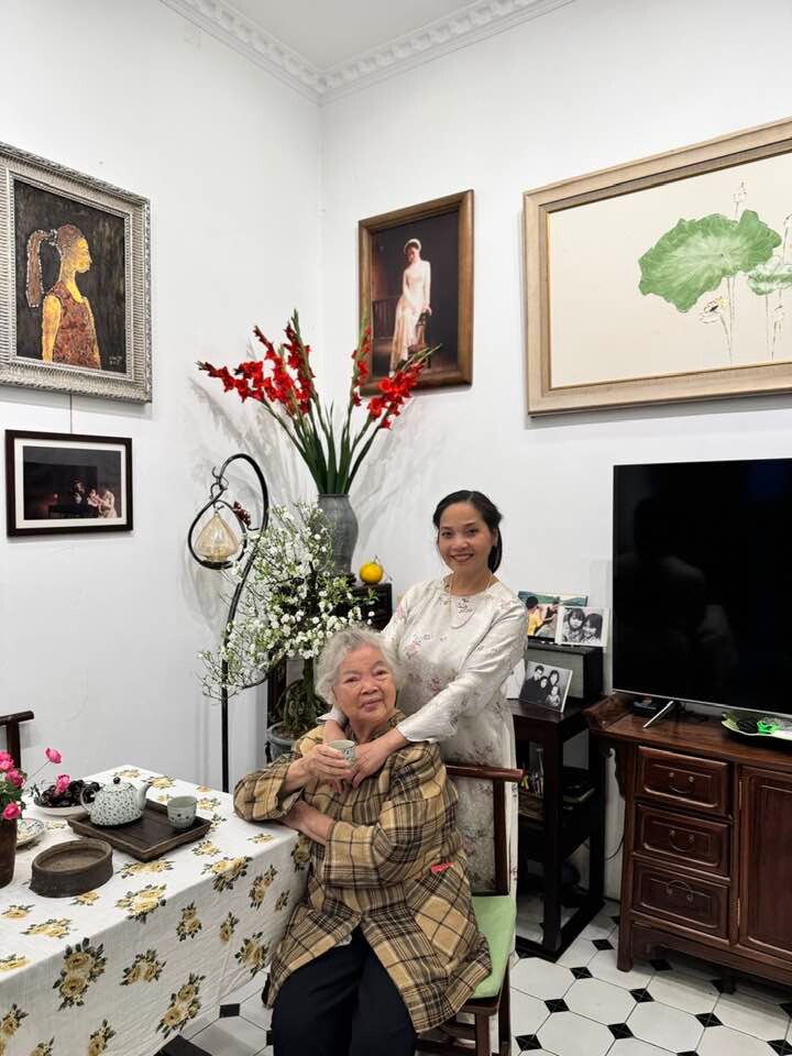 NSƯT Lê Vi gọi mẹ - NSƯT Lê Mai là "em bé", bởi giờ đây, bà đã "quên quên, nhớ nhớ" như một đứa trẻ. NSƯT Lê Vi kể lúc chị ở bên thì nhớ ra con gái nhưng lúc chị về Pháp thì lại quên mất và không còn nhớ ra ai.