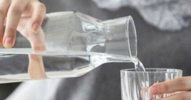 Sai lầm khi uống nước mà hàng triệu người mắc phải, gây áp lực lên thận
