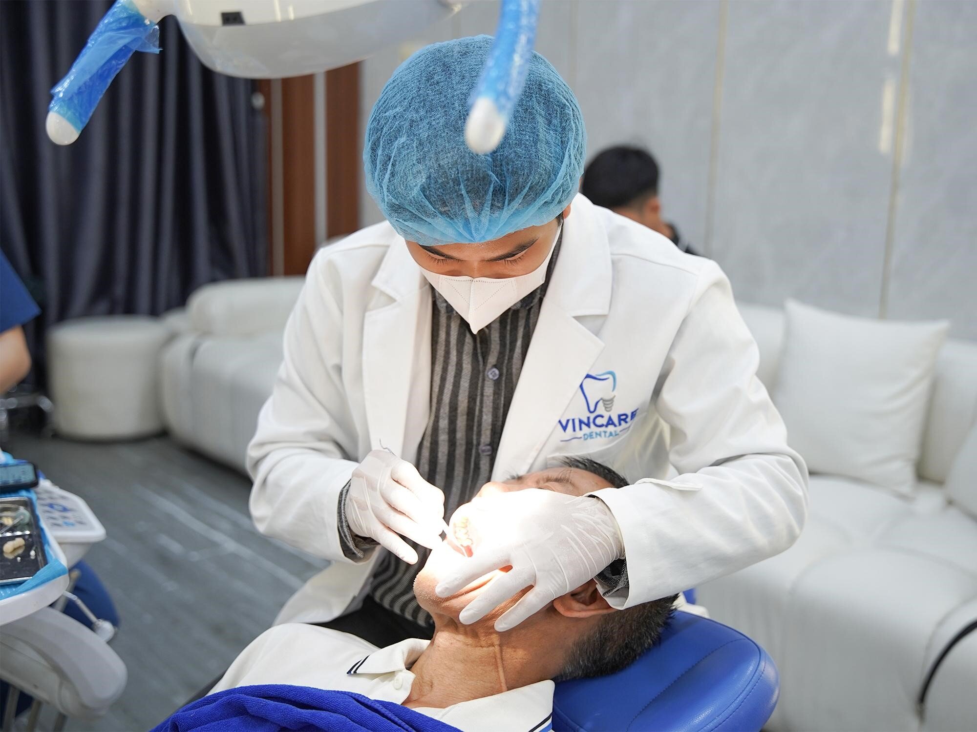 Bác sĩ tại Vincare's luôn thăm khám kỹ lưỡng và tư vấn phác đồ điều trị phù hợp nhất với tình trạng của từng khách hàng.