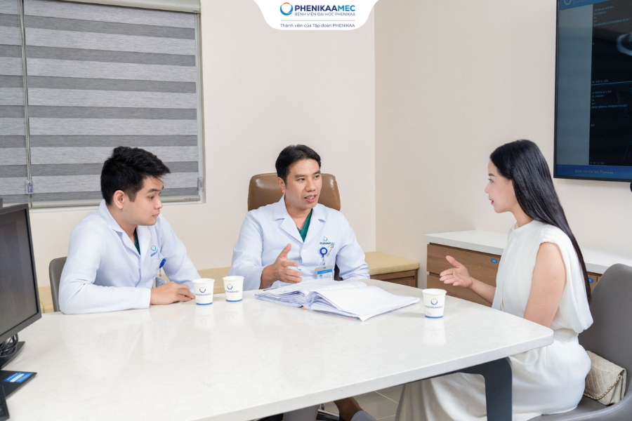 ThS. BSCKII Nguyễn Minh Nghĩa giải đáp, tư vấn cho gia đình người bệnh