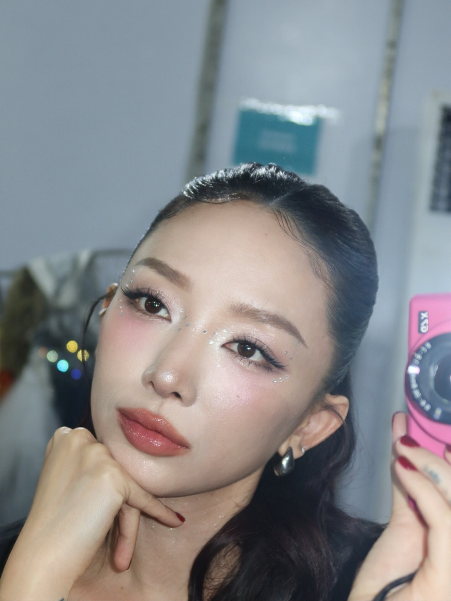 Ngoài ra cô còn không quên chăm sóc và bổ sung dưỡng chất cho làn da từ bên trong.