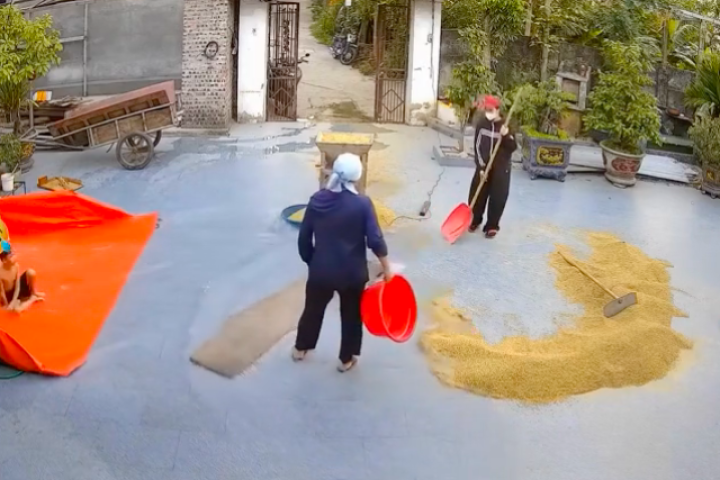 Vẻ đáng thương của ông bà khi 'khối nghỉ hè' đánh sập bể bơi, làm trôi tạ thóc