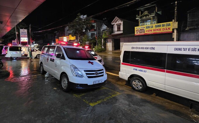 Bệnh viện huy động 8 xe cứu thương để ứng cứu nạn nhân trong vụ tai nạn. Ảnh: Bệnh viện cung cấp