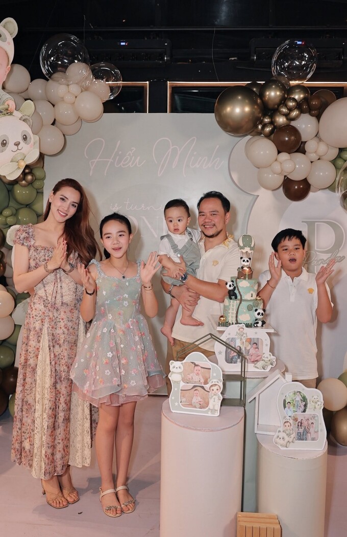 Ảnh sao 9/6: Hoa hậu Phạm Hương mừng sinh nhật con trai - 10