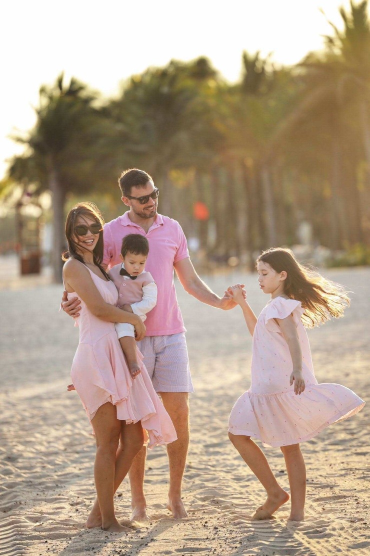 Siêu mẫu Hà Anh bên chồng con trong chuyến du lịch ở Hồ Tràm. Ảnh: FBNV