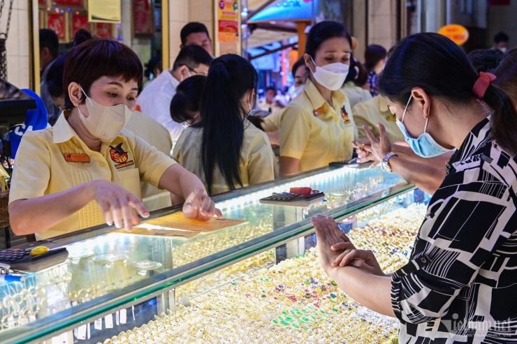 Giá vàng lao dốc, chuyên gia cảnh báo ranh giới giữa “bắt đáy” và “bắt dao rơi” rất mong manh. Ảnh: Nguyễn Huế