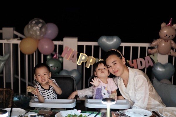 Phương Oanh và cặp song sinh đáng yêu.
