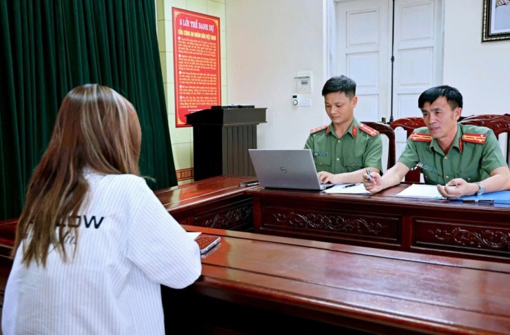 Phòng An ninh mạng và phòng, chống tội phạm sử dụng công nghệ cao Công an tỉnh Ninh Bình làm việc với L.Q.A về hành vi đăng tải thông tin sai sự thật.