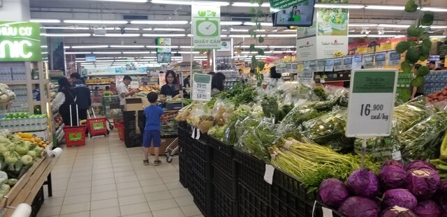 Đi chợ 500.000 đồng vẫn thấy thiếu, nhiều bà nội trợ đổi cách đi chợ, săn tìm thực phẩm khuyến mại, giảm giá. Ảnh PV.