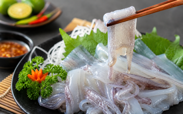 Mực sống là món ăn được nhiều người yêu thích nhưng có thể tiềm ẩn nguy cơ mất an toàn thực phẩm nếu sử dụng không đúng cách.