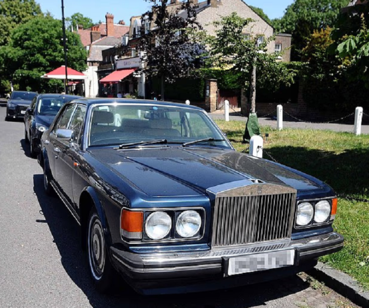 4 chiếc Rolls-Royce cổ đỗ lì nhiều tháng trên phố, cư dân khu nhà giàu bất lực. 