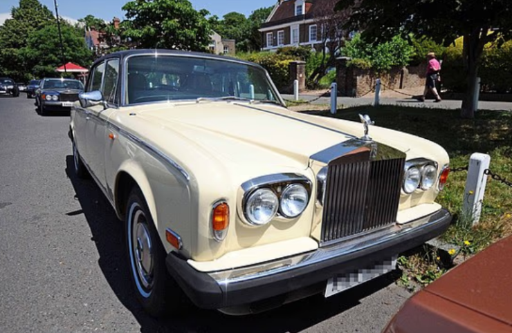 Trong bối cảnh nguồn cung chỗ đỗ xe ngày càng hạn chế, việc 4 chiếc Rolls-Royce cỡ lớn gần như "án ngữ" tại các vị trí đắc địa đã làm gia tăng sự khó chịu của người dân.