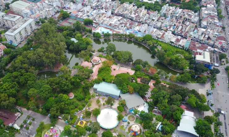 Bức không ảnh chụp một phần nghĩa trang Thành Đô năm 1967 và nay là vị trí công viên Lê Thị Riêng. Ảnh: Thanh Tùng - Tư liệu