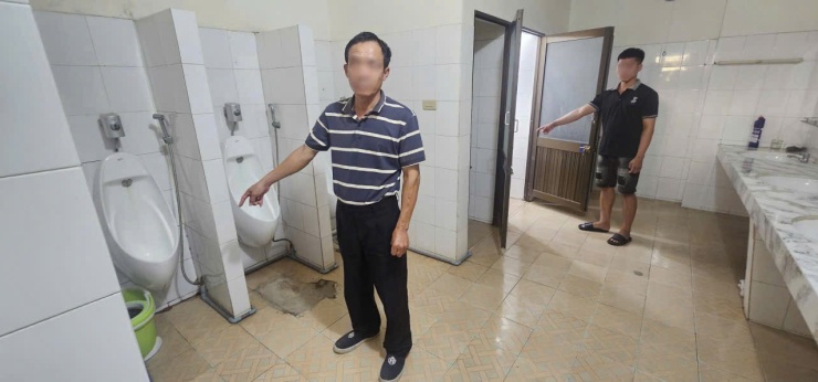 2 đối tượng chỉ khu vực ném túi vàng. Ảnh: Bộ đội Biên phòng Quảng Ngãi