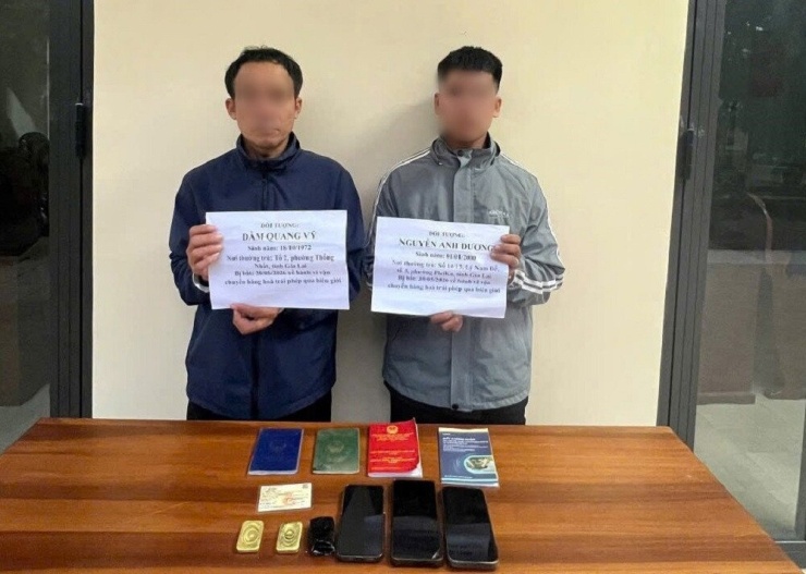 Tài xế Vỹ và phụ xe Dương cùng tang vật. Ảnh: Bộ đội Biên phòng Quảng Ngãi