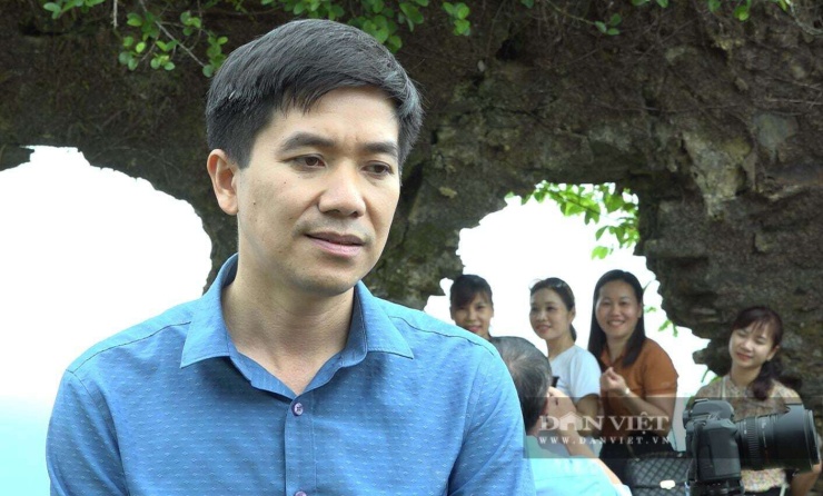 Ông Nguyễn Anh Tuấn, Phó Chủ tịch UBND xã Cao Minh, tỉnh Thái Nguyên trao đổi về việc khai thác tiềm năng du lịch trên địa bàn xã. Ảnh: Chiến Hoàng